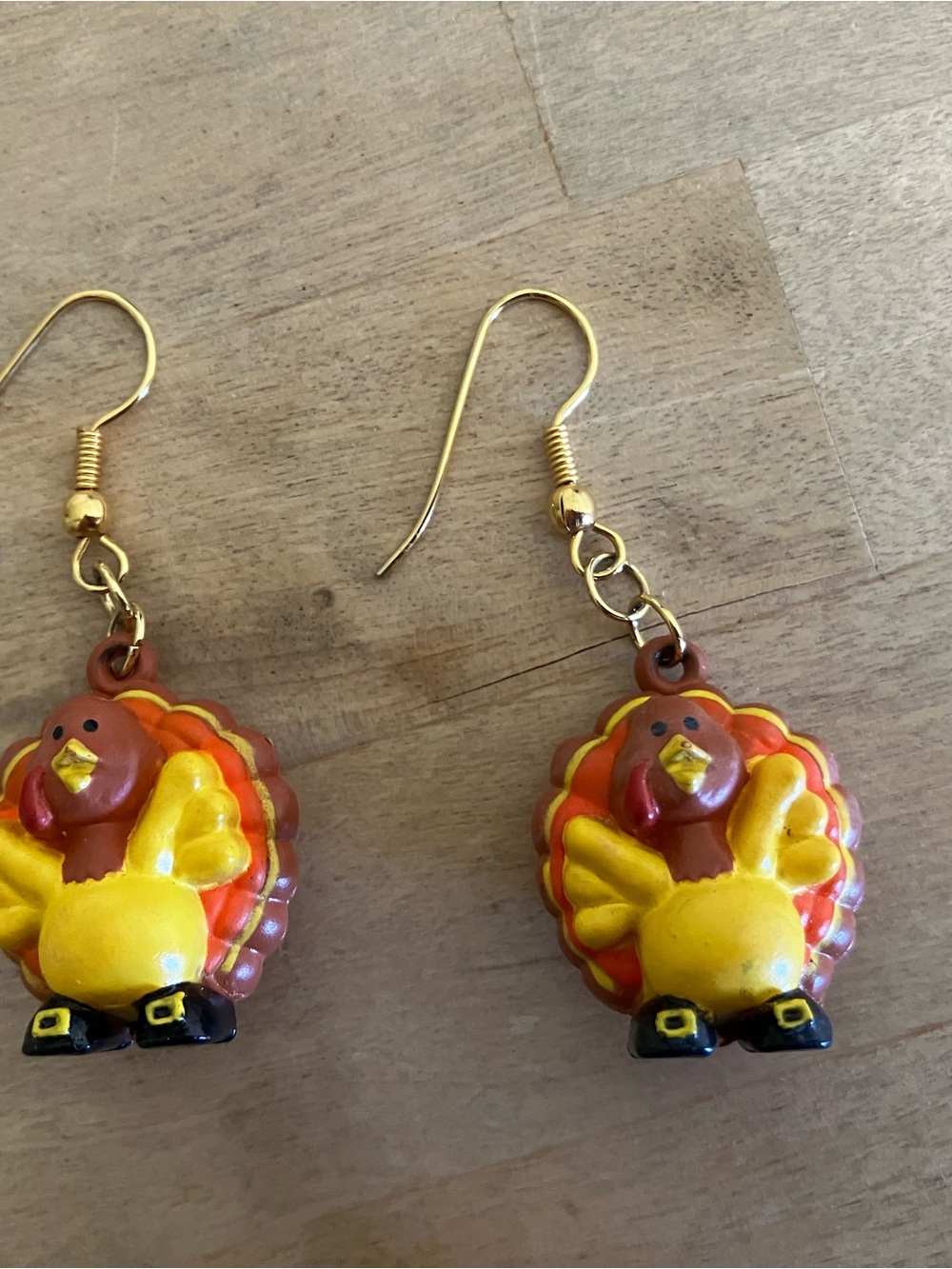 Russ Berrie Pilgrim Turkey plastic dangle Earrings with Gold Hooks